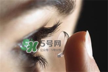 美瞳沒(méi)有護(hù)理液拿什么泡?可以用水泡美瞳嗎?