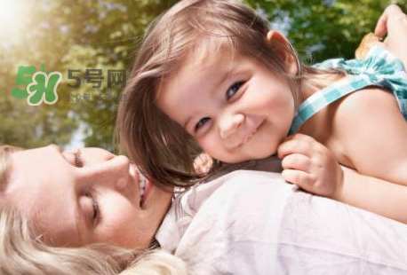 寶寶曬太陽對(duì)眼睛好嗎？寶寶曬太陽對(duì)眼睛的有影響嗎？