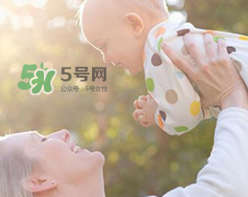 寶寶曬太陽對(duì)眼睛好嗎？寶寶曬太陽對(duì)眼睛的有影響嗎？