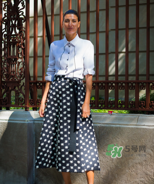 傘裙搭配什么上衣？傘裙怎么搭配好看？