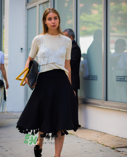 傘裙搭配什么上衣？傘裙怎么搭配好看？