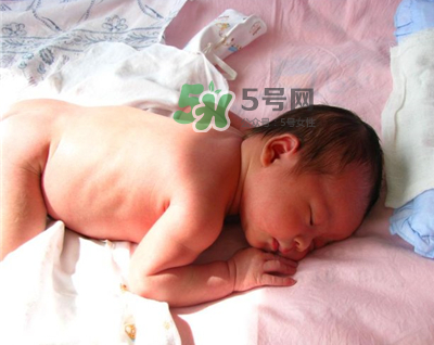 寶寶曬太陽曬哪個部位？夏天寶寶曬太陽最佳時間