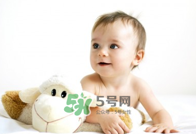 夏天寶寶頭上長紅疙瘩怎么回事？夏天寶寶頭上長東西怎么辦？