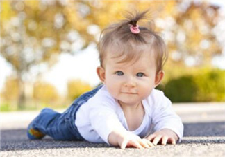 寶寶曬太陽曬哪個部位？夏天寶寶曬太陽最佳時間