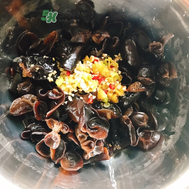 泡椒木耳的做法 泡椒木耳的制作方法 泡椒木耳的做法 泡椒木耳的制作方法