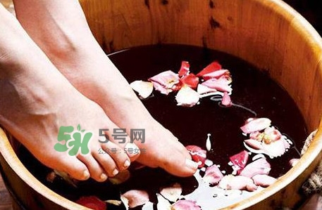 醋泡腳要加水嗎？醋泡腳用熱水還是冷水？