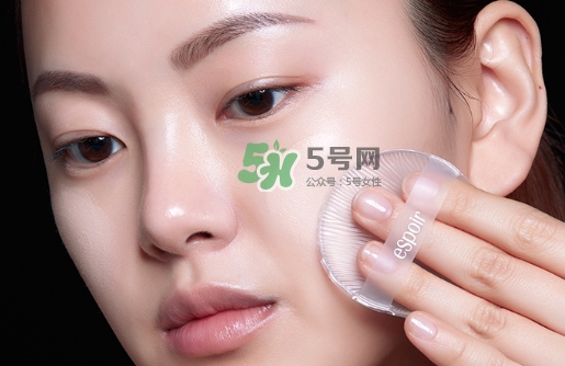 硅膠粉撲和海綿粉撲哪個(gè)好？硅膠粉撲和美妝蛋哪個(gè)好