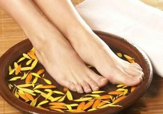 花椒水泡腳能降血壓?jiǎn)?？泡腳是干花椒好還是鮮花椒好