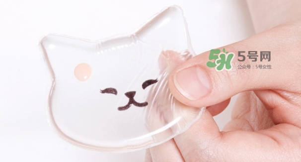 硅膠粉撲和海綿粉撲哪個(gè)好？硅膠粉撲和美妝蛋哪個(gè)好