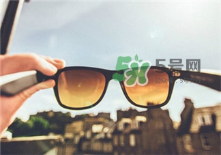 怎樣判斷太陽(yáng)鏡是不是偏光?偏光鏡特點(diǎn)