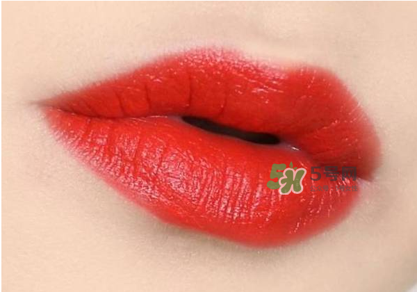 mac口紅哪個(gè)顏色顯白？mac口紅哪個(gè)色號(hào)適合黃皮？