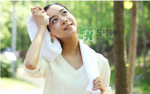 三伏天不出汗怎么回事？三伏天臉上愛出汗怎么回事？