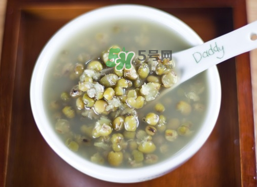 綠豆湯和牛奶能一起吃嗎？喝綠豆湯同時可以喝牛奶嗎？