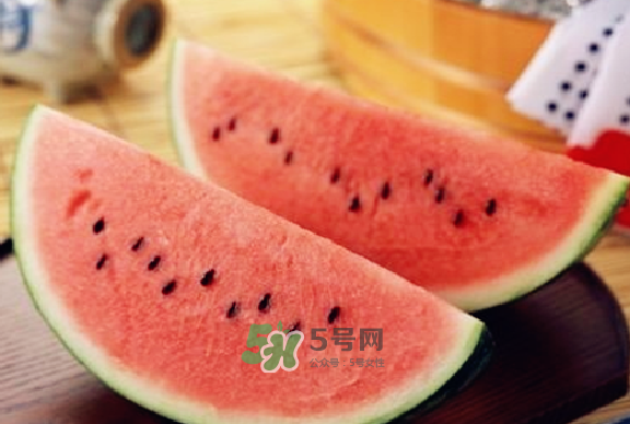 綠豆湯和西瓜可以同時吃嗎？綠豆湯可以和西瓜一起吃嗎？