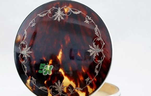 玳瑁怎么辨別真假？玳?？梢哉此畣?></p><p>8.市面上經(jīng)常有用牛角來冒充玳瑁欺騙消費者，而牛角的色澤遠不如玳瑁光亮，而且也沒有玳瑁斑（也就是紅黑透明黃夾雜的花斑） ,真正的玳瑁斑光澤好，花紋通透美麗；牛角在使用過程中容易開裂，裂成一層一層的</p><p>9.玳瑁從水中撈出瞬間，水會向四周散開，所以玳瑁能避霧水、風(fēng)邪。</p><p>10.玳瑁工藝品永不褪色，可代代相傳。</p><p>玳瑁角質(zhì)，有“海金”之譽，自古被視為祥瑞，幸福之物，代表高貴、神圣，是您理想的物超所值的收藏，是你身價百倍的象征。</p><h3>玳?？梢哉此畣?/h3><p>1、玳瑁的簡單保養(yǎng)方法，平時汗水什么的生活用水都不要緊，就是怕用熱水泡，也不要遇酸堿的東西。不能用火燒。</p><p>2、貴重的玳瑁制品建議最好用純品質(zhì)的橄欖油擦拭保養(yǎng)。</p><p style=