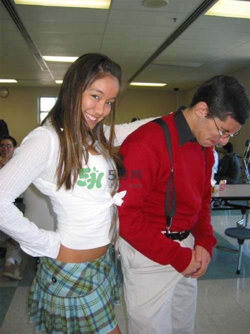 男人在公眾場(chǎng)合勃起如何化解尷尬？