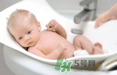 寶寶濕疹可以洗澡嗎？新生兒濕疹可以洗澡嗎？