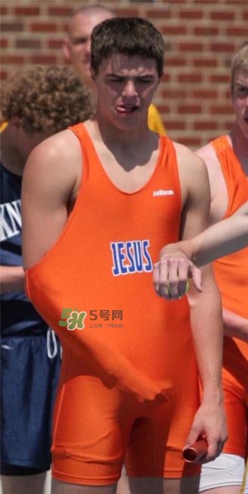 男人在公眾場(chǎng)合勃起如何化解尷尬？