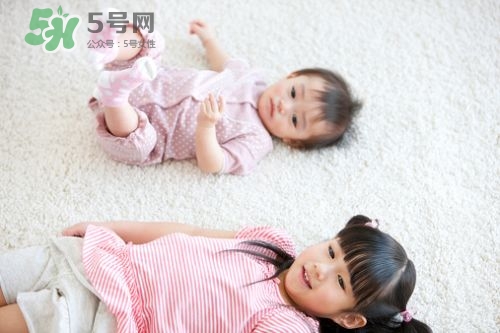 什么時(shí)候跟孩子分床睡好？嬰兒跟父母分房睡還是分床睡？