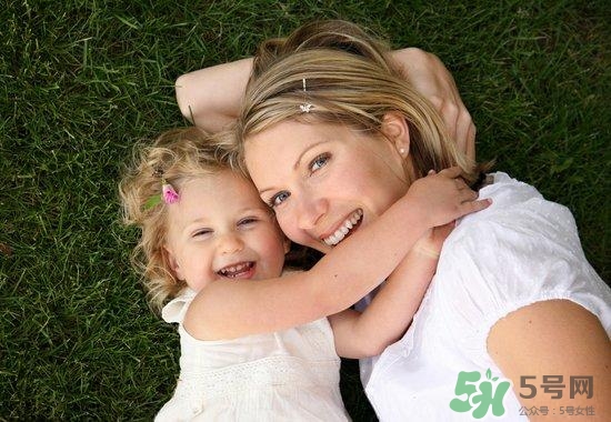 什么時(shí)候跟孩子分床睡好？嬰兒跟父母分房睡還是分床睡？