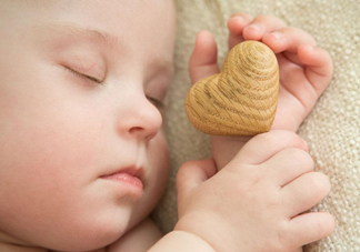 什么時(shí)候跟孩子分床睡好？嬰兒跟父母分房睡還是分床睡？