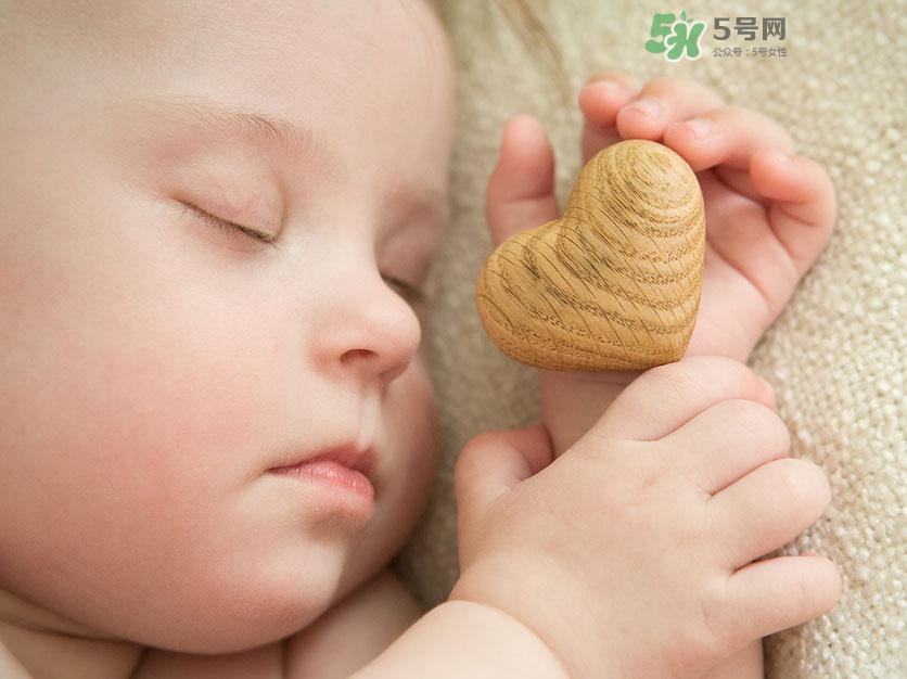 什么時(shí)候跟孩子分床睡好？嬰兒跟父母分房睡還是分床睡？