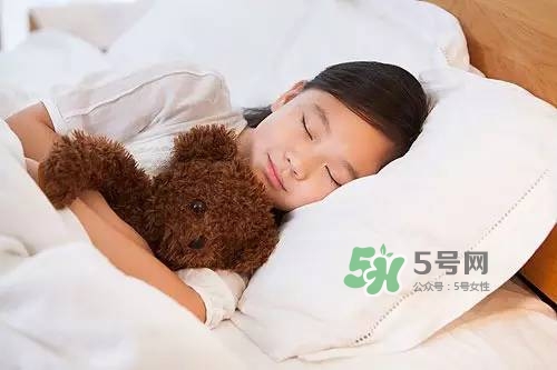 什么時(shí)候跟孩子分床睡好？嬰兒跟父母分房睡還是分床睡？