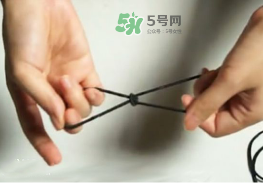 一字領(lǐng)怎么穿不會上滑？一字肩衣服老是往上滑怎么辦？