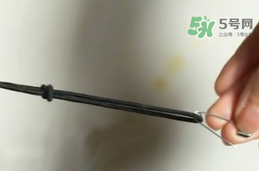 一字領(lǐng)怎么穿不會上滑？一字肩衣服老是往上滑怎么辦？