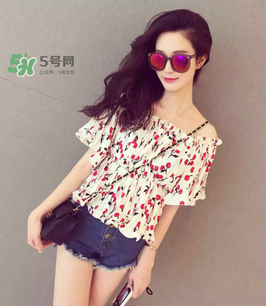 一字領(lǐng)怎么穿不會上滑？一字肩衣服老是往上滑怎么辦？