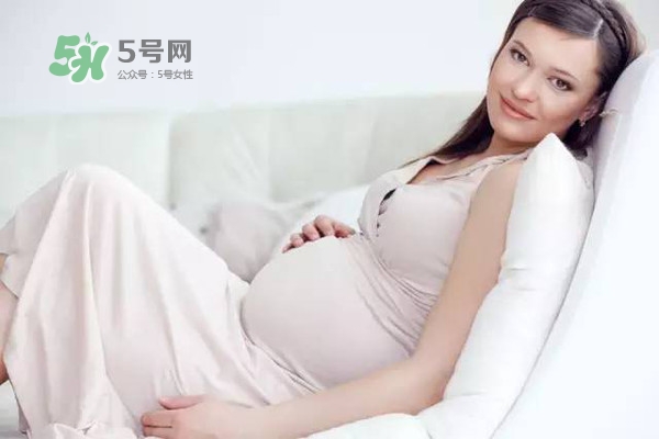 孕期肚皮癢是怎么回事？妊娠紋癢怎么辦？