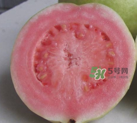 芭樂中間的籽可以吃嗎？芭樂榨汁籽要去嗎