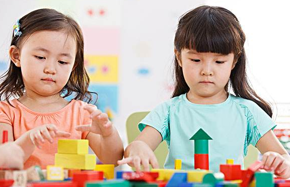 孩子在幼兒園受欺負(fù)怎么辦？孩子在幼兒園不合群怎么辦？
