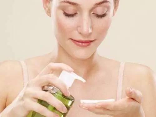 卸妝水的正確使用方法 卸妝產(chǎn)品的使用方法 卸妝水的正確使用方法 卸妝產(chǎn)品的使用方法