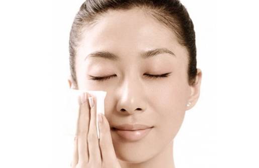 卸妝水的正確使用方法 卸妝產(chǎn)品的使用方法 卸妝水的正確使用方法 卸妝產(chǎn)品的使用方法