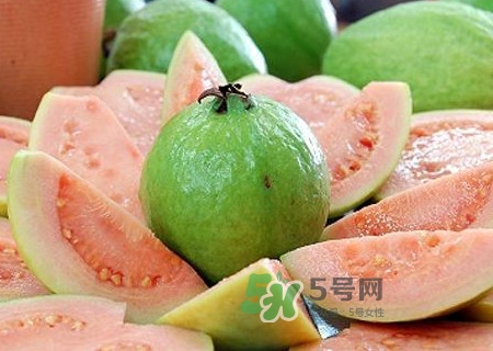 芭樂中間的籽可以吃嗎？芭樂榨汁籽要去嗎