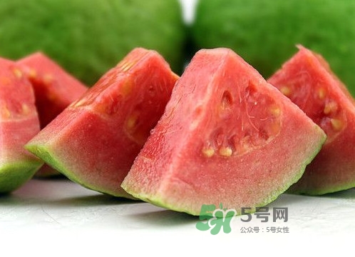 芭樂中間的籽可以吃嗎？芭樂榨汁籽要去嗎