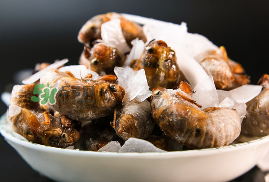 知了殼能治破傷風(fēng)嗎？知了殼能治什么?。?></p><h3>知了殼能治什么病</h3><p>1、小兒麻疹</p><p>蟬蛻(日光曬酥研細(xì)末)10克，黃酒20毫升左右(此劑量為3歲兒童的量，可隨年齡及體質(zhì)的情況增減)。取一個(gè)搪瓷缸，加水150毫升放爐火上燒沸，將蟬蛻末及黃酒加入缸內(nèi)，再用大火煎1-2分鐘即可。待溫度適宜時(shí)服用，蓋被發(fā)汗效過更好。每晚臨睡前服1次，不可間隔，痊愈后即可停用。</p><p>蟬蛻10克，黃酒20毫升左右</p><p>2、聲音嘶啞</p><p>干凈蟬蛻30克，木蝴蝶20克(1日劑量)。加開水1500毫升，浸泡代茶飲。小兒劑量酌減，服藥期間忌食辛辣油膩物。</p>		</div>
<div align=