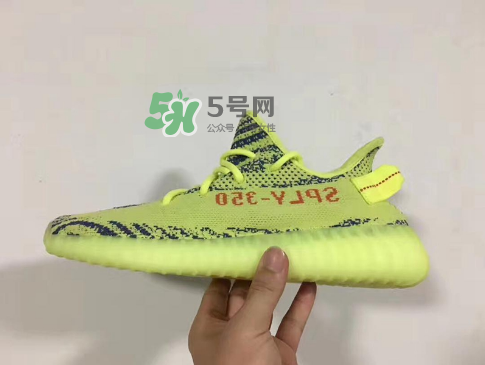 adidas yeezy boost 350 v2黃斑馬是夜光的嗎？