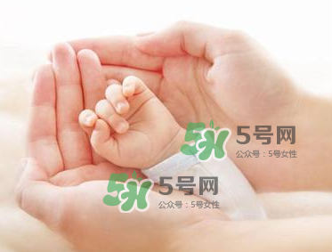 坐月子要穿內(nèi)衣嗎？坐月子不穿內(nèi)衣胸會(huì)下垂嗎？