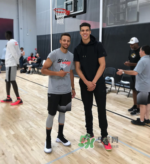 under armour curry4黑白配色什么時(shí)候發(fā)售？庫(kù)里第四代戰(zhàn)靴發(fā)售日期