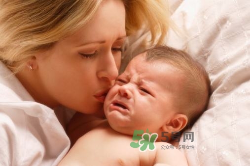 新手爸媽必看，七天教小嬰兒戒夜奶一覺到天亮