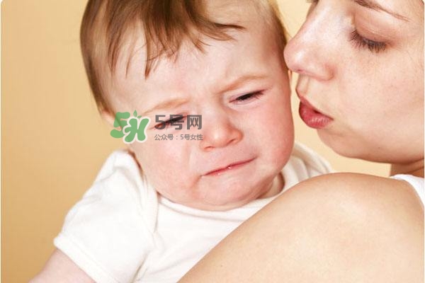 新手爸媽必看，七天教小嬰兒戒夜奶一覺到天亮