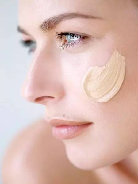 粉底液顏色如何選擇 選對粉底液不浮粉不脫妝 粉底液顏色如何選擇 選對粉底液不浮粉不脫妝