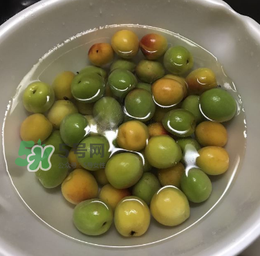 自制青梅酒的做法 青梅酒泡多久可以喝？