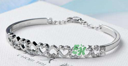 銀手鐲可以帶著洗澡嗎？銀手鐲洗澡能不能帶？