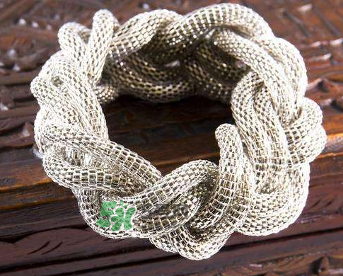 銀手鐲帶哪只手好？銀手鐲女性戴哪只手？