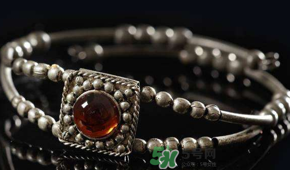 銀手鐲帶哪只手好？銀手鐲女性戴哪只手？