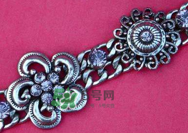 銀手鐲帶哪只手好？銀手鐲女性戴哪只手？