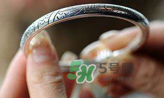 銀手鐲可以刮痧嗎？怎么用銀手鐲刮痧？